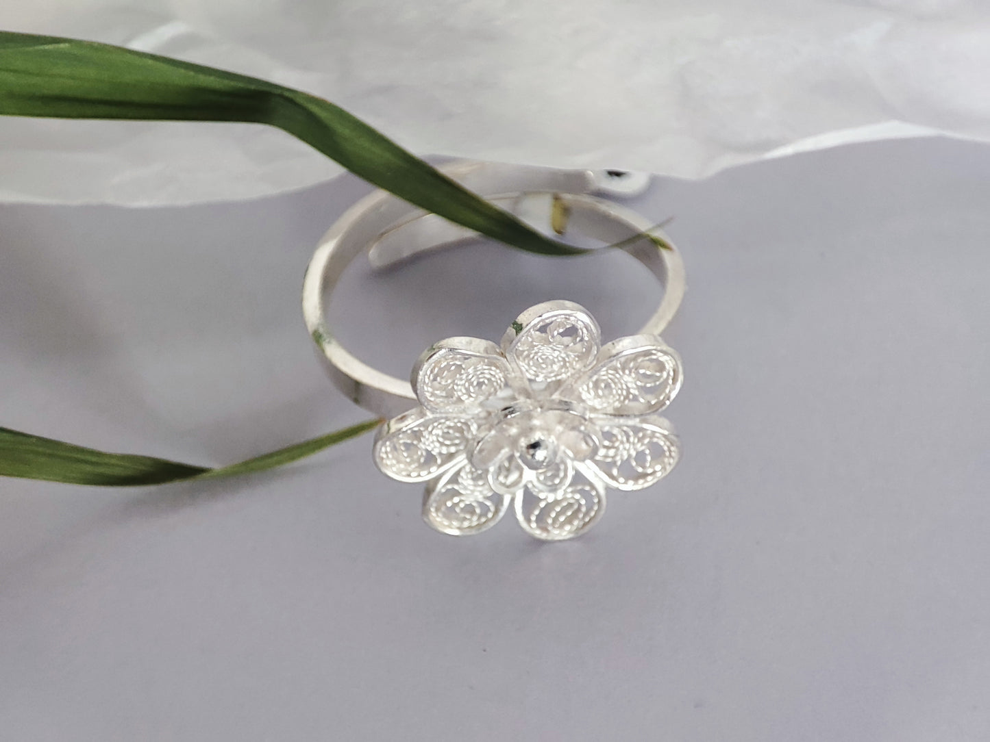 Love me, Love me not Daisy ring