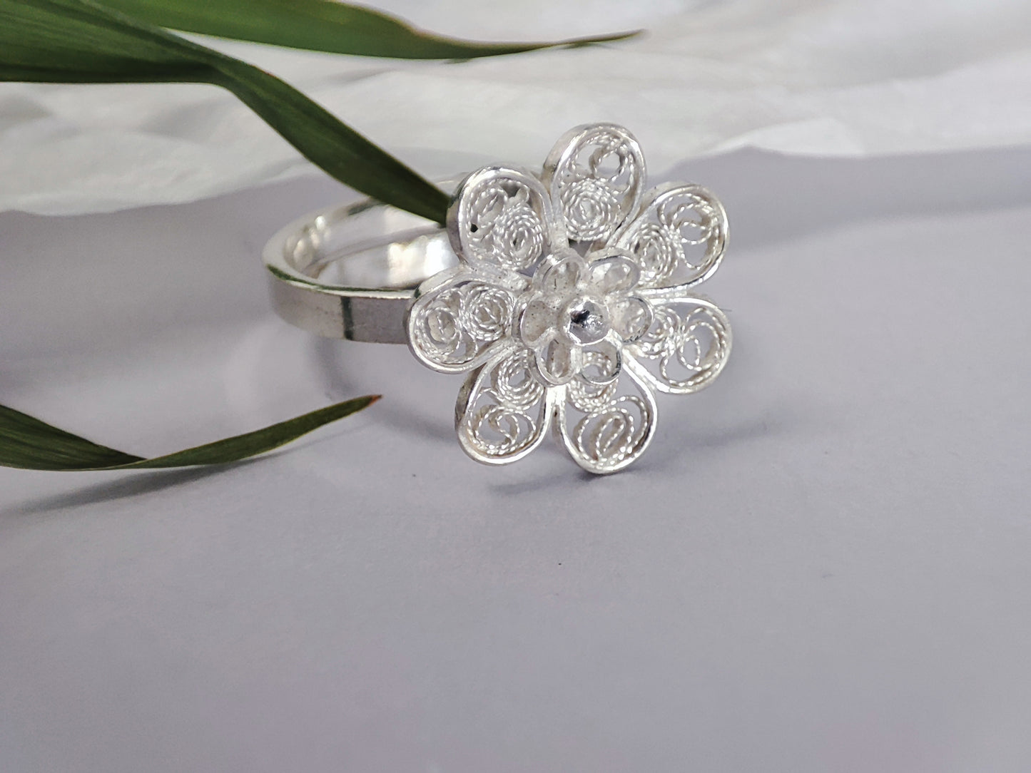 Love me, Love me not Daisy ring